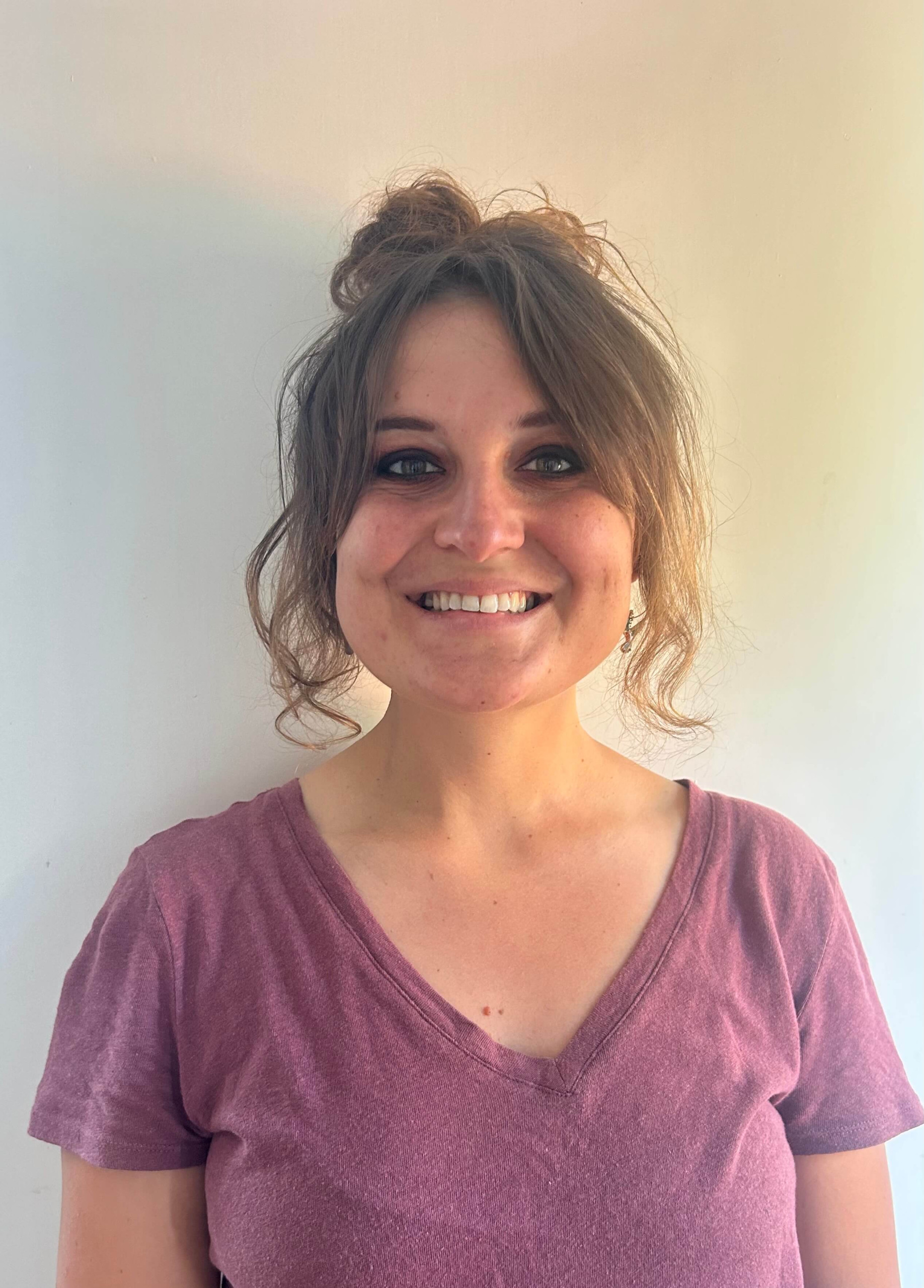 Portrait de Kim, enseignante canadienne intervenant au primaire à Paris 7.